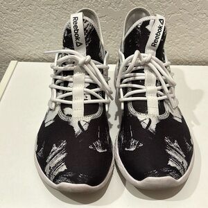 Reebok Sneaker Women Sz 7.5 in Black and White